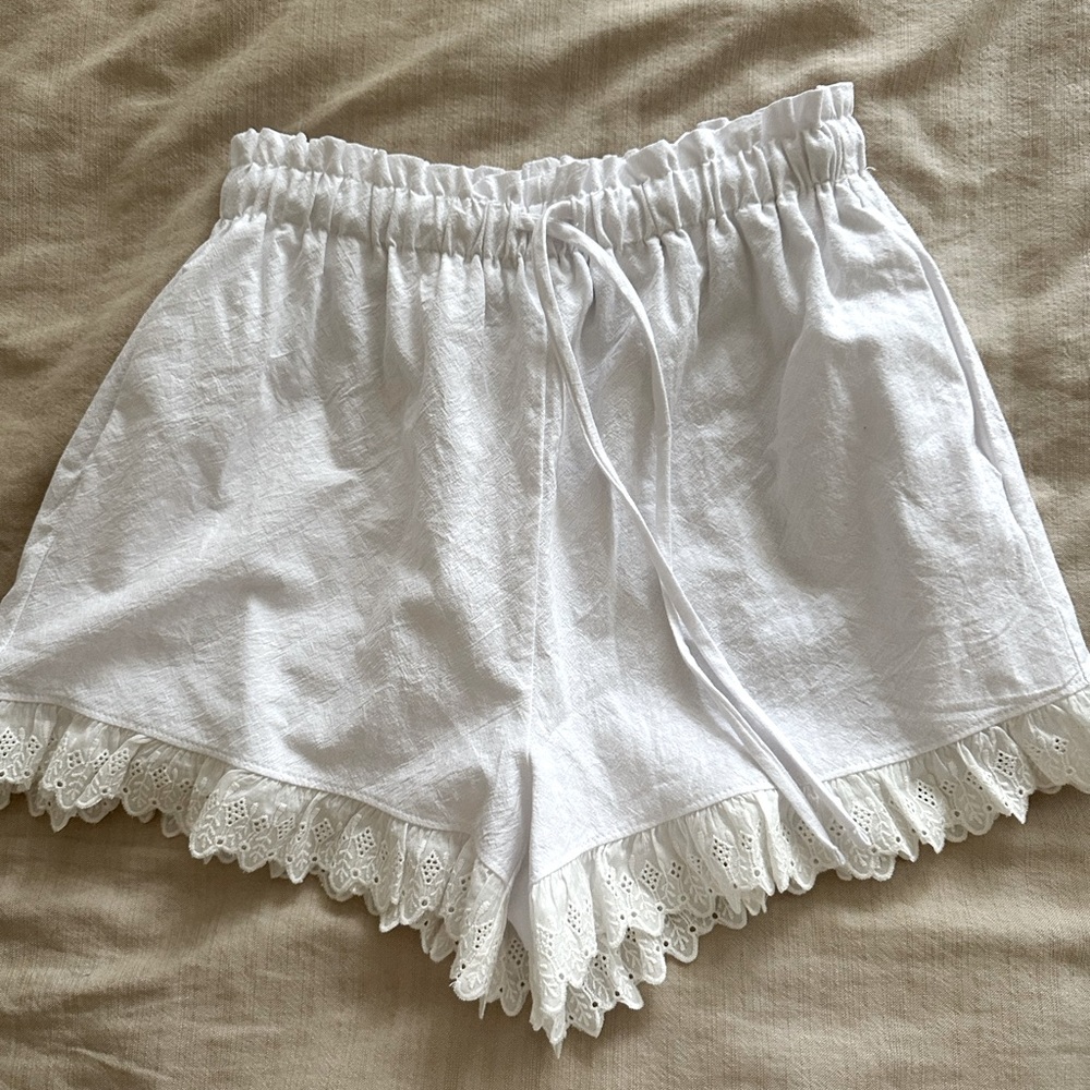 Francesca’s white linen shorts with ruffled edges